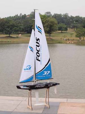 FOCUS RC SAILBOAT RTR 2.4G, BLACK